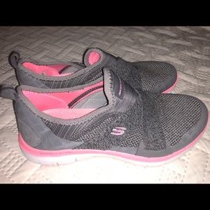 Sketchers NWOT 6.5 never worn